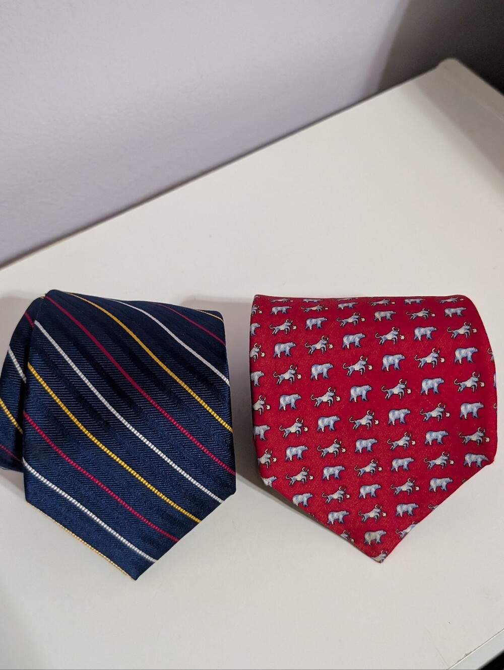 Men's Tie Lot Of 2 Vineyard Vines Jos A Bank Reserve Silk Red Blue